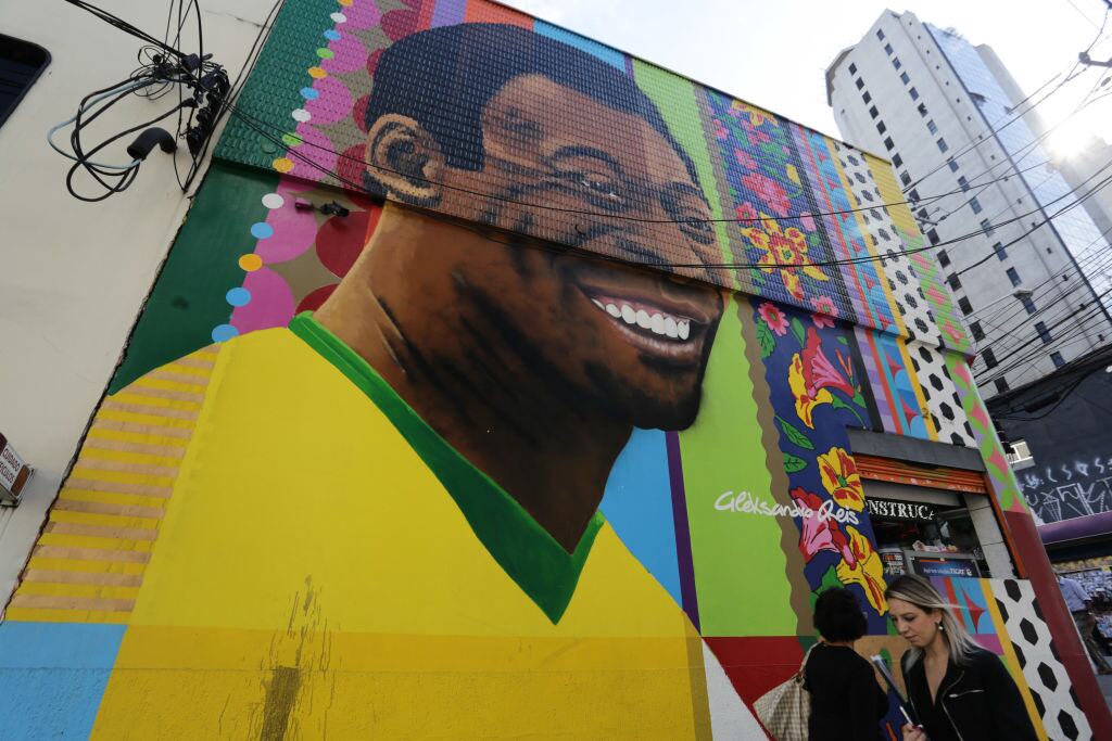 Grafiti de la imagen de Pelé en un edificio de la ciudad de Sao Paulo en Brasil