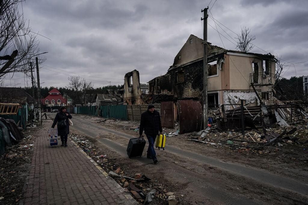KYIV, UCRANIA – 5 DE MARZO: La gente evacua la ciudad de Irpin, al noroeste de Kiev, el día 10 de la guerra entre Rusia y Ucrania el 5 de marzo de 2022. (Foto de Wolfgang Schwan/Agencia Anadolu vía Getty Images)