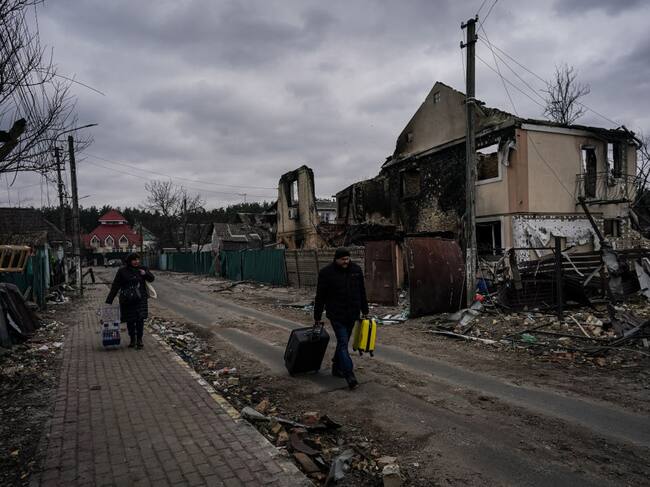 KYIV, UCRANIA – 5 DE MARZO: La gente evacua la ciudad de Irpin, al noroeste de Kiev, el día 10 de la guerra entre Rusia y Ucrania el 5 de marzo de 2022. (Foto de Wolfgang Schwan/Agencia Anadolu vía Getty Images)