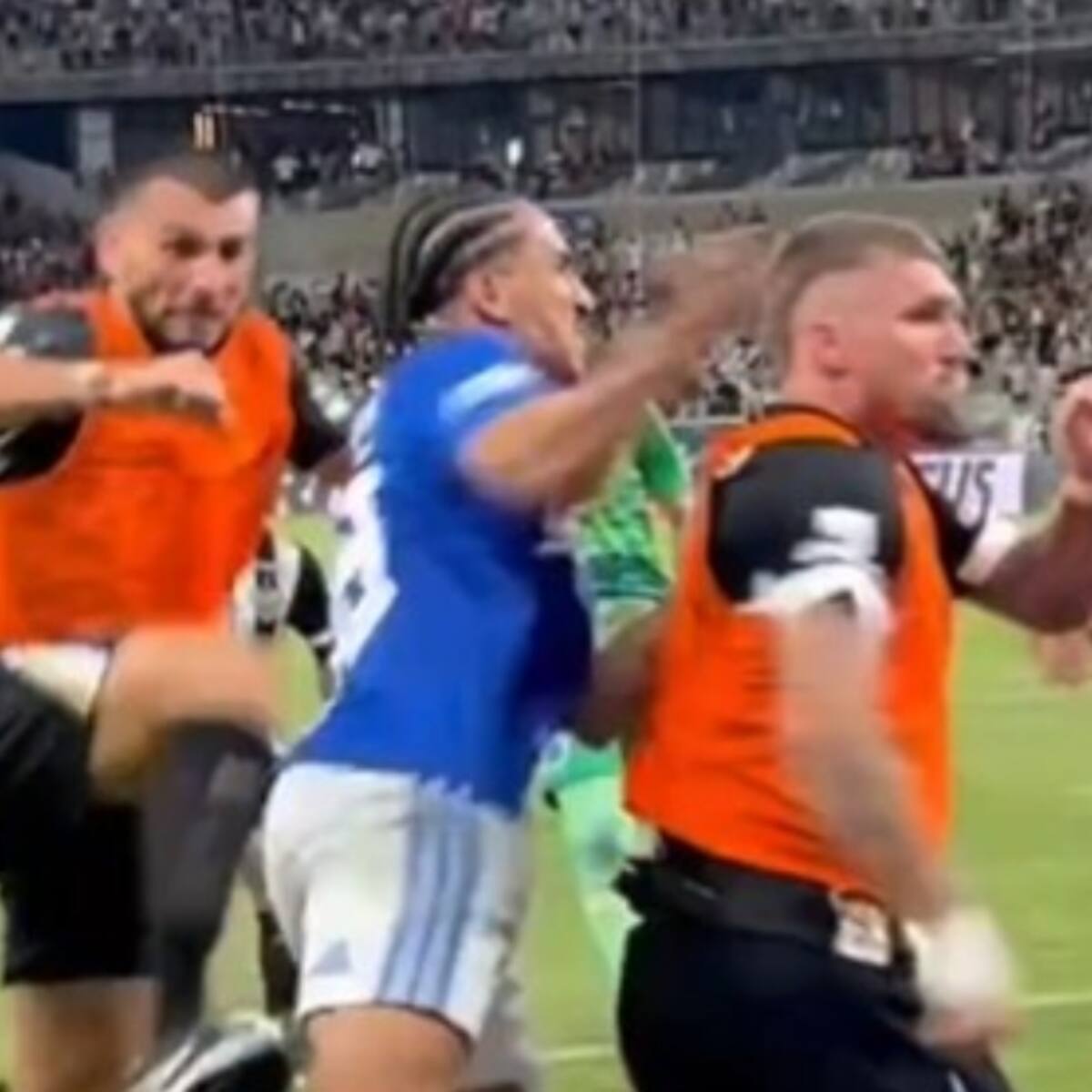 Informe del árbitro consigna récord de expulsados en el fútbol de Brasil tras batalla campal entre Cruzeiro y Atlético Mineiro
