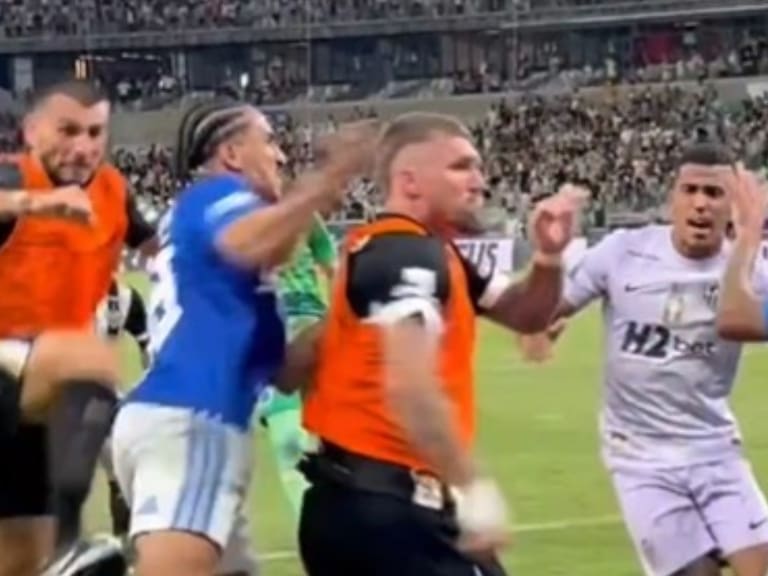 Informe del árbitro consigna récord de expulsados en el fútbol de Brasil tras batalla campal entre Cruzeiro y Atlético Mineiro