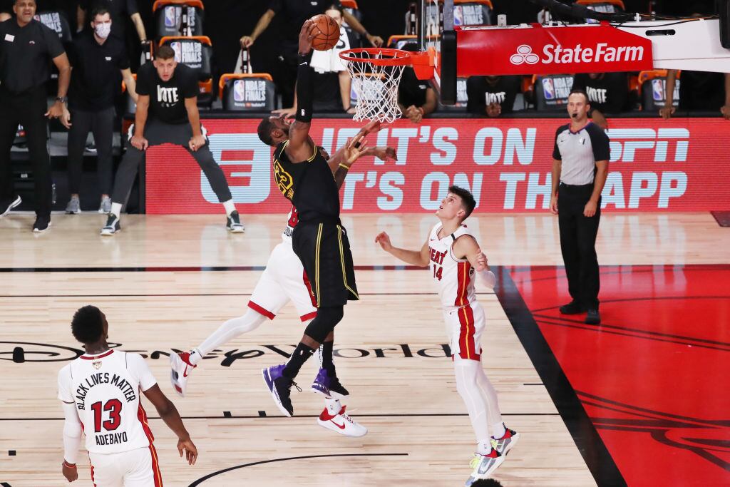 LeBron James anotando para Los Angeles Lakers ante Miami Heat