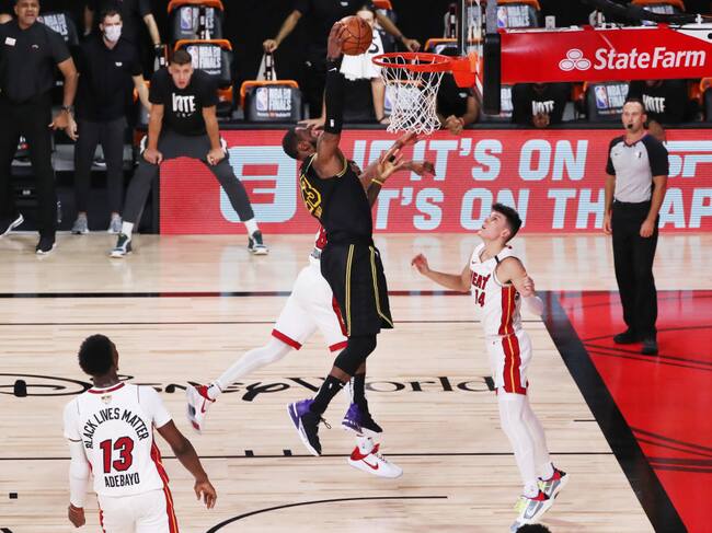 LeBron James anotando para Los Angeles Lakers ante Miami Heat