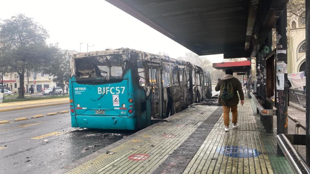 queman bus en Cumming, liceo de aplicación, Santiago