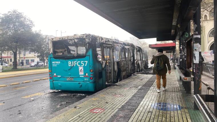 queman bus en Cumming, liceo de aplicación, Santiago