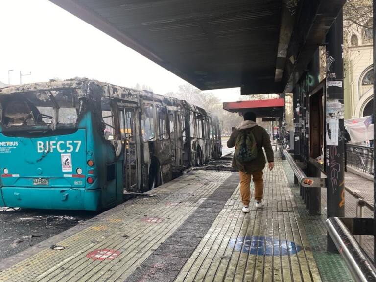 queman bus en Cumming, liceo de aplicación, Santiago