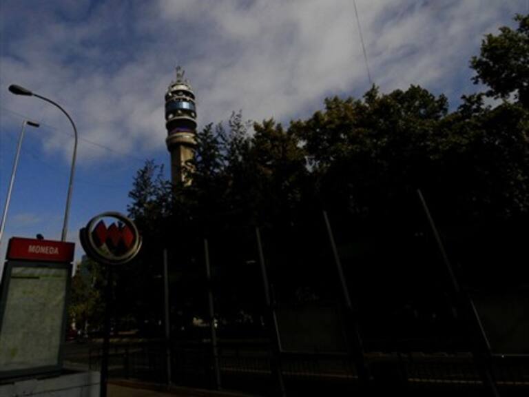 Nublado con calor: Revisa el pronóstico del tiempo para este lunes en Santiago