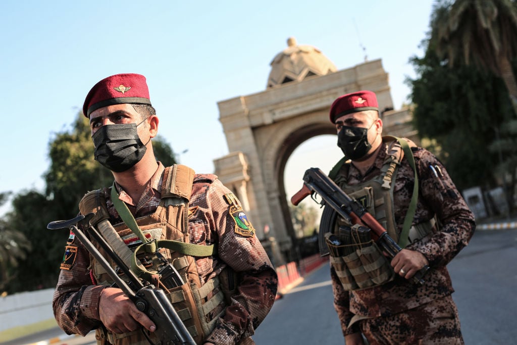 Militares iraquíes vigilan la zona verde de la ciudad de Bagdad