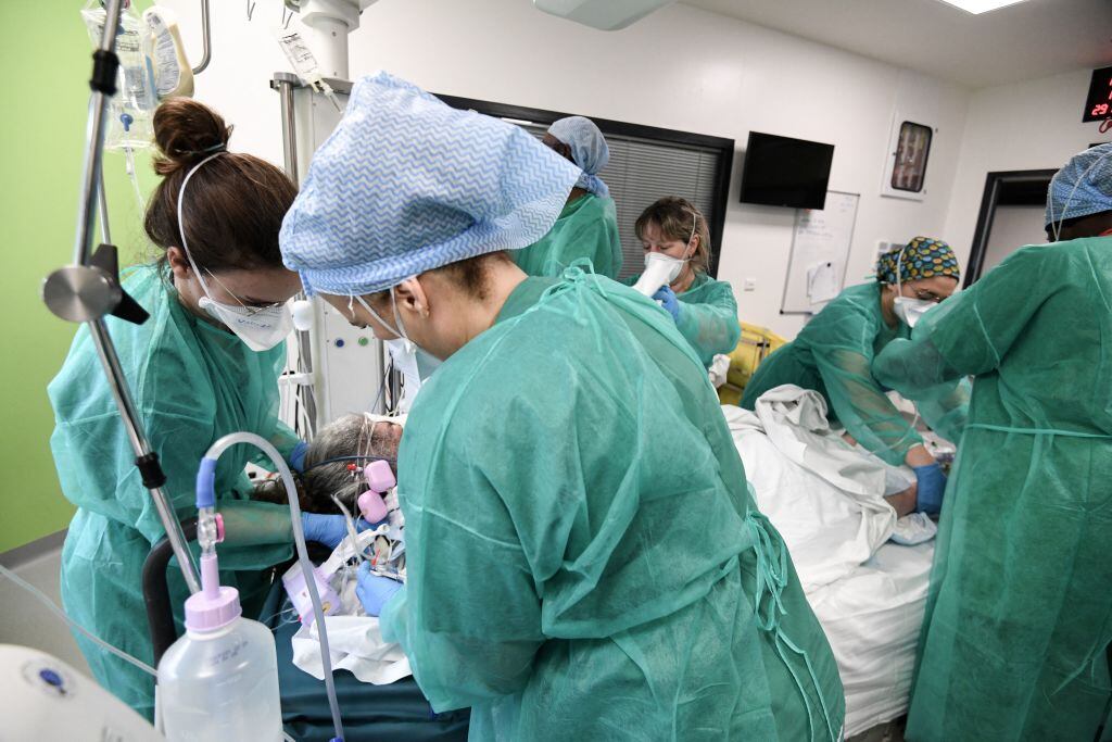 Equipo médico asiste a paciente con covid-19 en hospital de Saint-Denis
