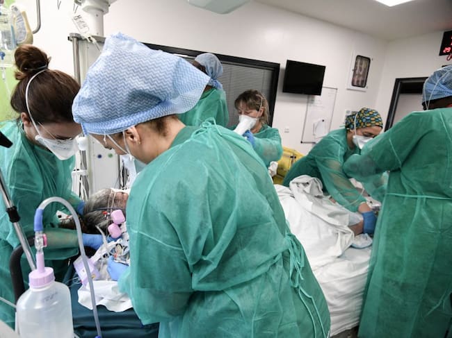 Equipo médico asiste a paciente con covid-19 en hospital de Saint-Denis