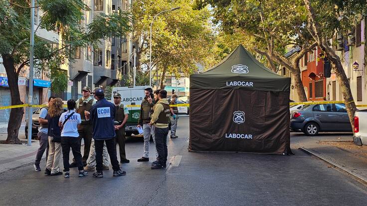 Doble homicidio en Santiago Centro: víctimas fueron baleadas dentro de un vehículo estacionado
