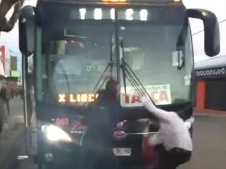 Conductores y auxiliares de buses se agarraron a combos por pasajeros en Curicó