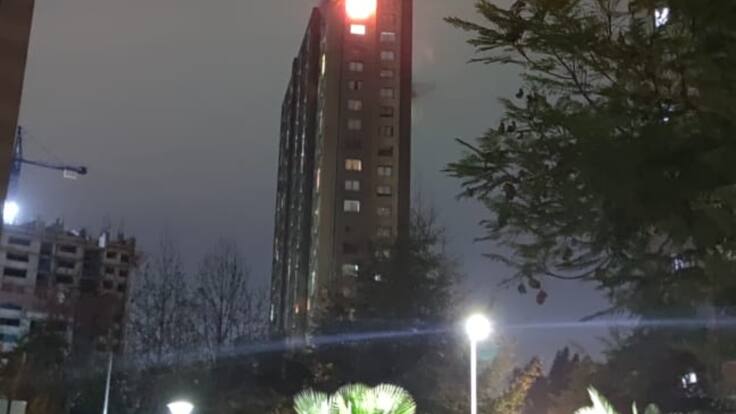 Reportan fuerte incendio que afecta a últimos pisos de edificio en Estación Central