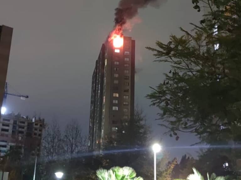 Reportan fuerte incendio que afecta a últimos pisos de edificio en Estación Central
