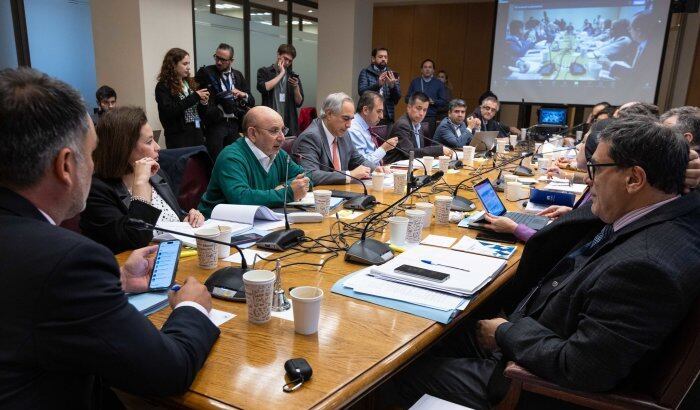 Parlamentarios constituyen Comisión Mixta para sacar adelante ley corta de Isapres