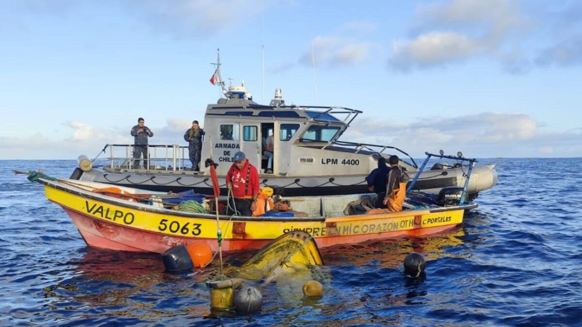 Bote pesquero choca con otra embarcación en Valparaíso y termina semihundida: dos personas resultaron lesionadas