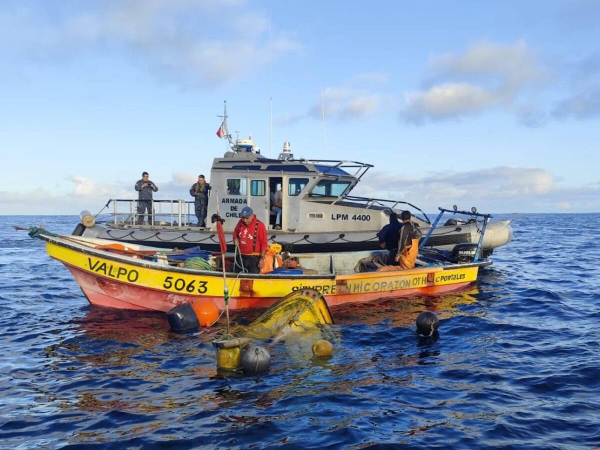 Bote pesquero choca con otra embarcación en Valparaíso y termina semihundida: dos personas resultaron lesionadas