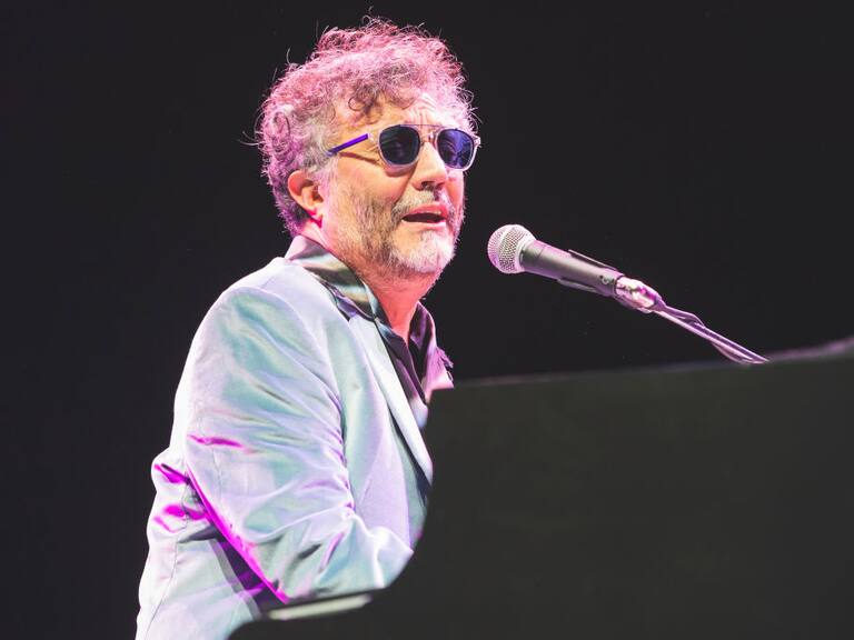 MADRID, SPAIN - OCTOBER 25: Fito Paez performs on stage at Wizink Center on October 25, 2022 in Madrid, Spain. (Photo by Mariano Regidor/Redferns)
