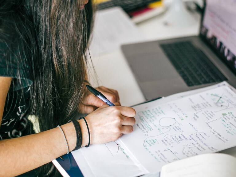 Prueba de Transición Universitaria: ¿Cómo saber cuánto vale una carrera y cómo financiarla?