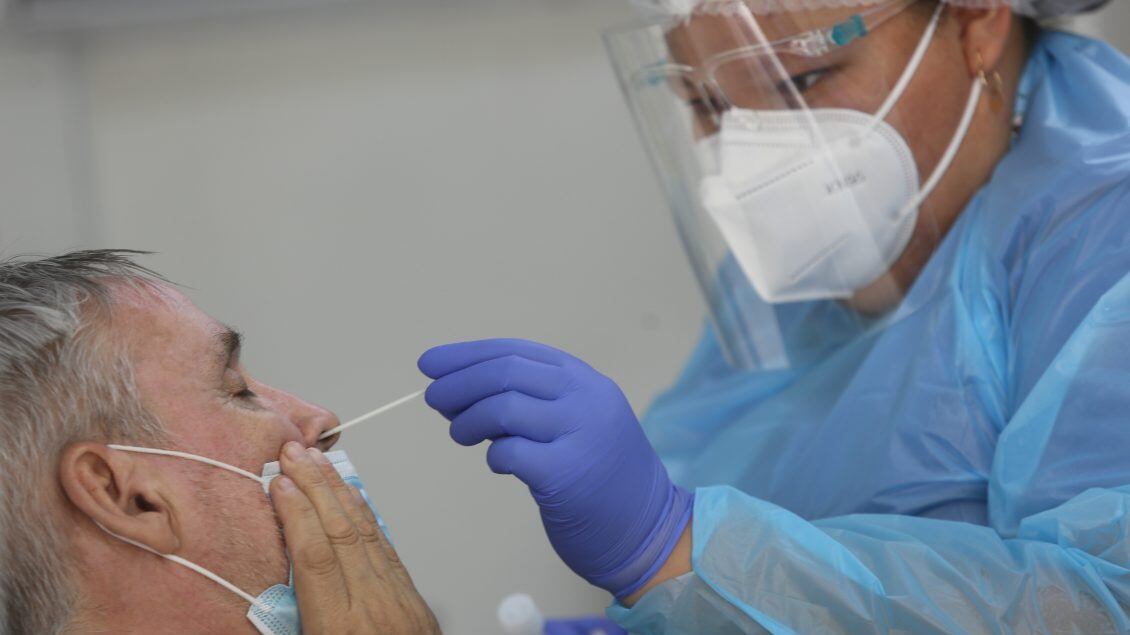 15 de ENERO de 2022/ SANTIAGOEn el Parque Forestal, el Ministerio de Salud mantiene un vehículo para Toma de Muestras PCR
La búsqueda activa de Covid-19 aumentó debido al aumento de casos de los últimos días
FOTO: DIEGO MARTIN/AGENCIAUNO