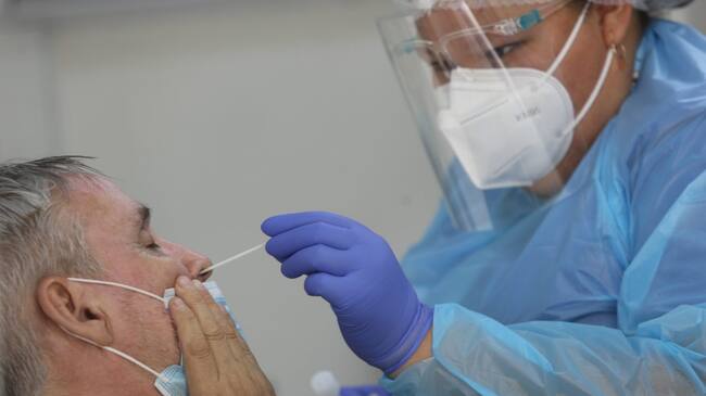 15 de ENERO de 2022/ SANTIAGOEn el Parque Forestal, el Ministerio de Salud mantiene un vehículo para Toma de Muestras PCR
La búsqueda activa de Covid-19 aumentó debido al aumento de casos de los últimos días
FOTO: DIEGO MARTIN/AGENCIAUNO