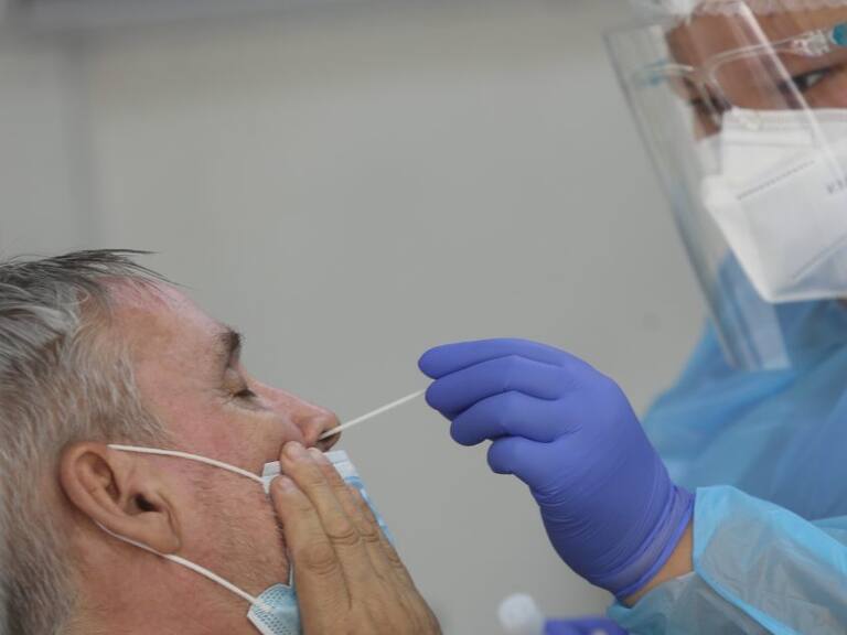 15 de ENERO de 2022/ SANTIAGOEn el Parque Forestal, el Ministerio de Salud mantiene un vehículo para Toma de Muestras PCR
La búsqueda activa de Covid-19 aumentó debido al aumento de casos de los últimos días
FOTO: DIEGO MARTIN/AGENCIAUNO