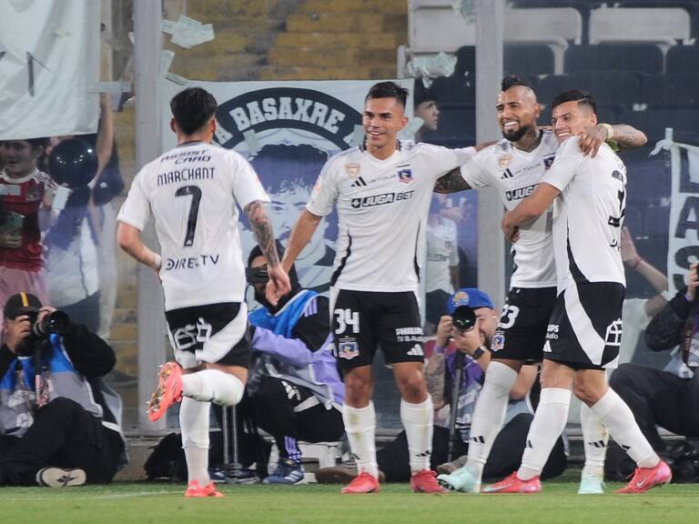 Los gestos entre Jorge Almirón y el plantel de Colo Colo durante el triunfo ante Unión Española