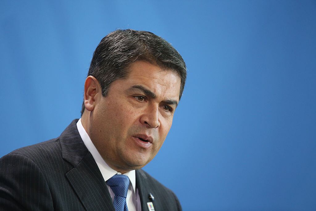 El entonces presidente hondureño Juan Orlando Hernández en una visita oficial a Alemania habla ante la prensa en la ciudad de Berlín.