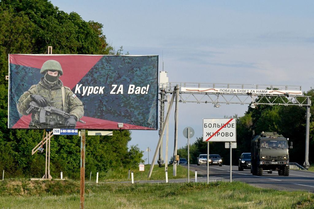 Un cartel que promueve al Ejército de Rusia en una ruta fronteriza de la región de Kursk.