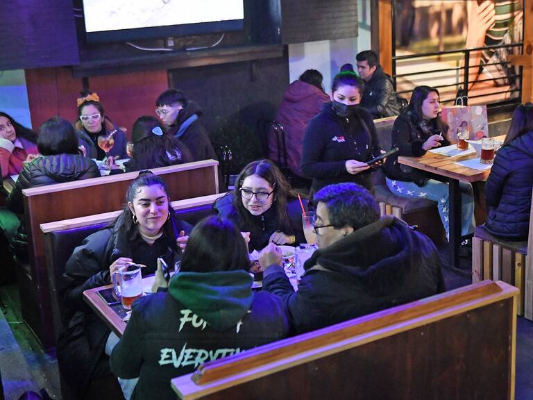 Toda la Región Metropolitana retrocede a la fase de Medio Impacto Sanitario: aforos de recintos y eventos masivos se reducen