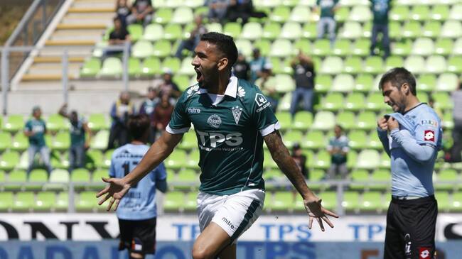 17 de Octubre del 2015. Valparaíso.- Ronnie Fernandez celebra su gol durante el partido valido por la novena fecha del Campeonato de Apertura 2015-2016, entre Santiago Wanderers vs Deportes Iquique, jugado en el Estadio Bicentenario Elías Figueroa. Foto: Raúl Zamora