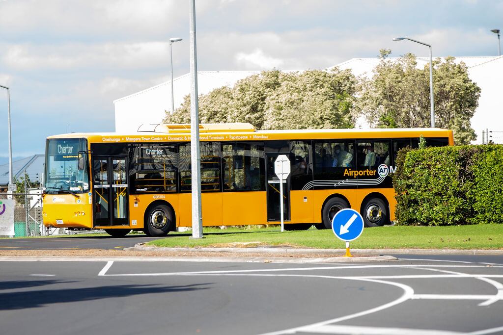 Un bus del transporte público recorre Auckland