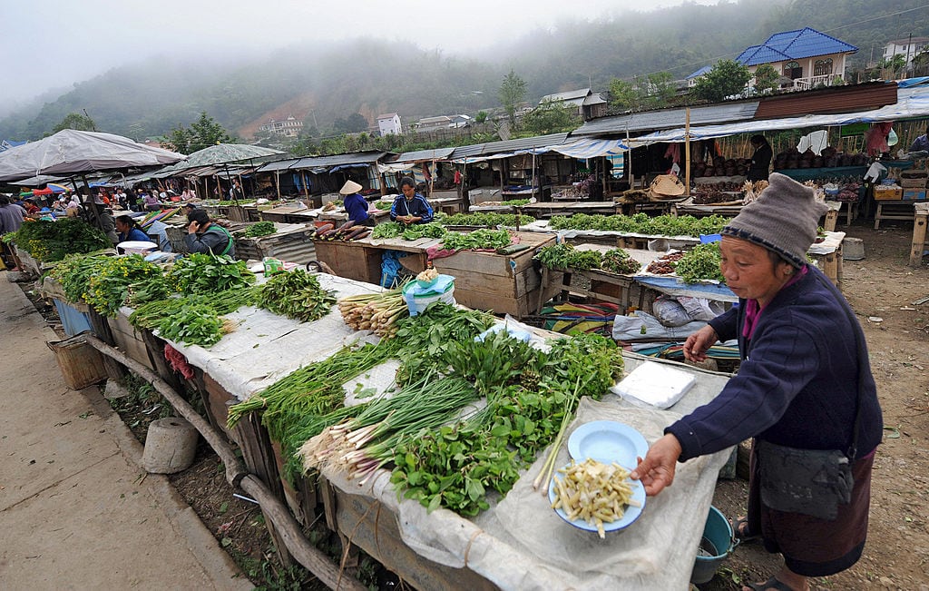 Una feria de alimentos cerca de la ciudad de Xam Neua en Laos