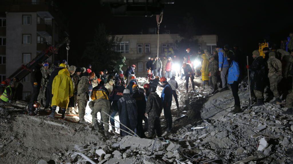 SANLIURFA, TURKIYE - FEBRUARY 06: Rescue and search efforts continue on collapsed building after 7.7 magnitude earthquake hits Sanliurfa, Turkiye on February 06, 2023. Early Monday morning, a strong 7.7 earthquake, centered in the Pazarcik district, jolted Kahramanmaras and strongly shook several provinces, including Gaziantep, Sanliurfa, Diyarbakir, Adana, Adiyaman, Malatya, Osmaniye, Hatay, and Kilis. Later, at 13.24 p.m. (1024GMT), a 7.6 magnitude quake centered in Kahramanmaras' Elbistan district struck the region. (Photo by Esber Ayaydin/Anadolu Agency via Getty Images)