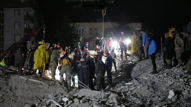 SANLIURFA, TURKIYE - FEBRUARY 06: Rescue and search efforts continue on collapsed building after 7.7 magnitude earthquake hits Sanliurfa, Turkiye on February 06, 2023. Early Monday morning, a strong 7.7 earthquake, centered in the Pazarcik district, jolted Kahramanmaras and strongly shook several provinces, including Gaziantep, Sanliurfa, Diyarbakir, Adana, Adiyaman, Malatya, Osmaniye, Hatay, and Kilis. Later, at 13.24 p.m. (1024GMT), a 7.6 magnitude quake centered in Kahramanmaras' Elbistan district struck the region. (Photo by Esber Ayaydin/Anadolu Agency via Getty Images)
