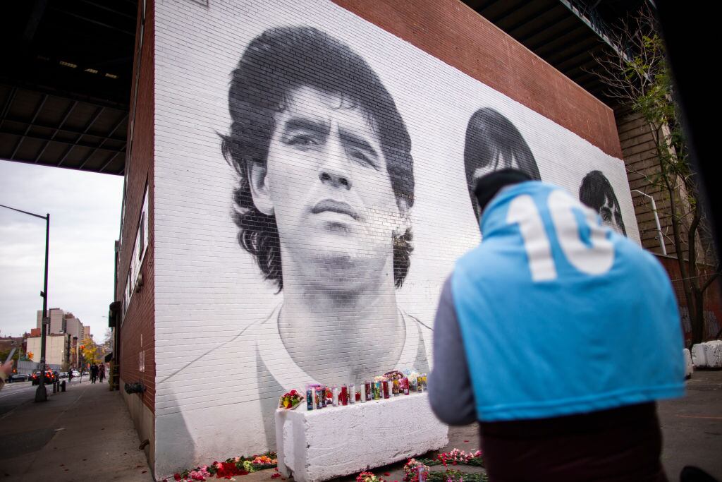 Un mural de ídolos del fútbol con Maradona en Nueva York