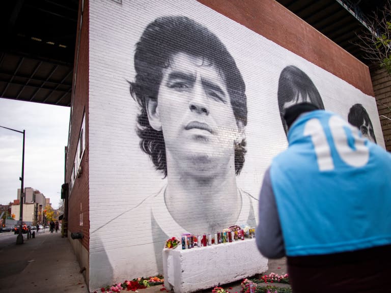 Un mural de ídolos del fútbol con Maradona en Nueva York