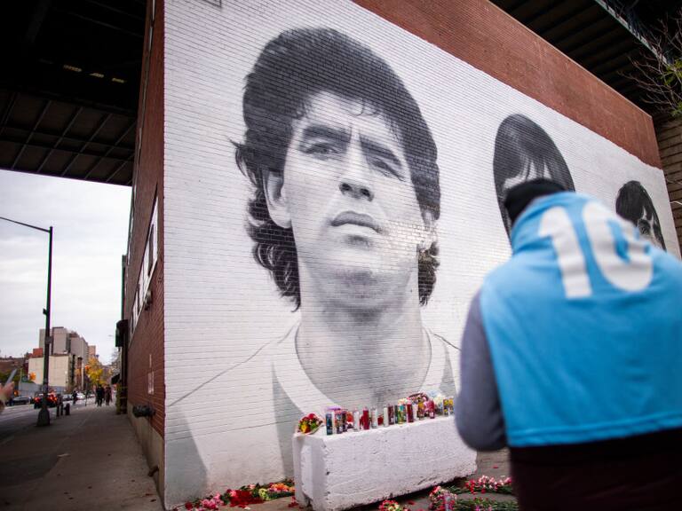 Un mural de ídolos del fútbol con Maradona en Nueva York