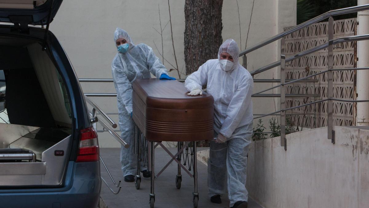 Trabajadores de una funeraria son detenidos en España por vender cadáveres a $1,2 millones