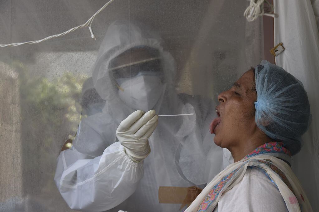 Trabajador de la salud realiza test del Covid-19 en India