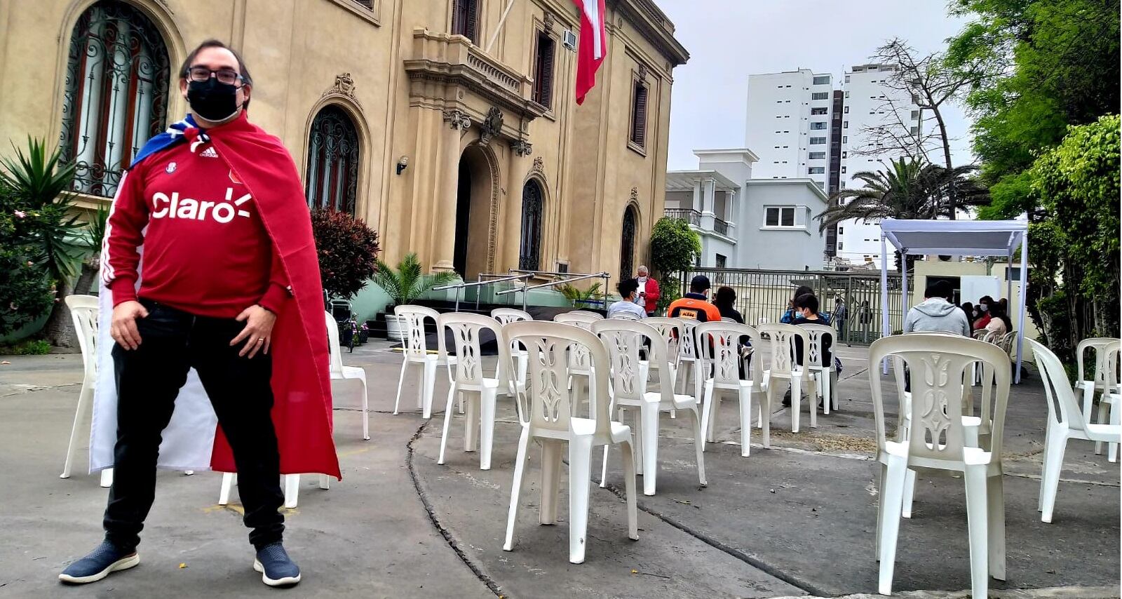 Así se viven las votaciones presidenciales en Perú: Monjas, disfraces y poleras de La Roja de chilenos