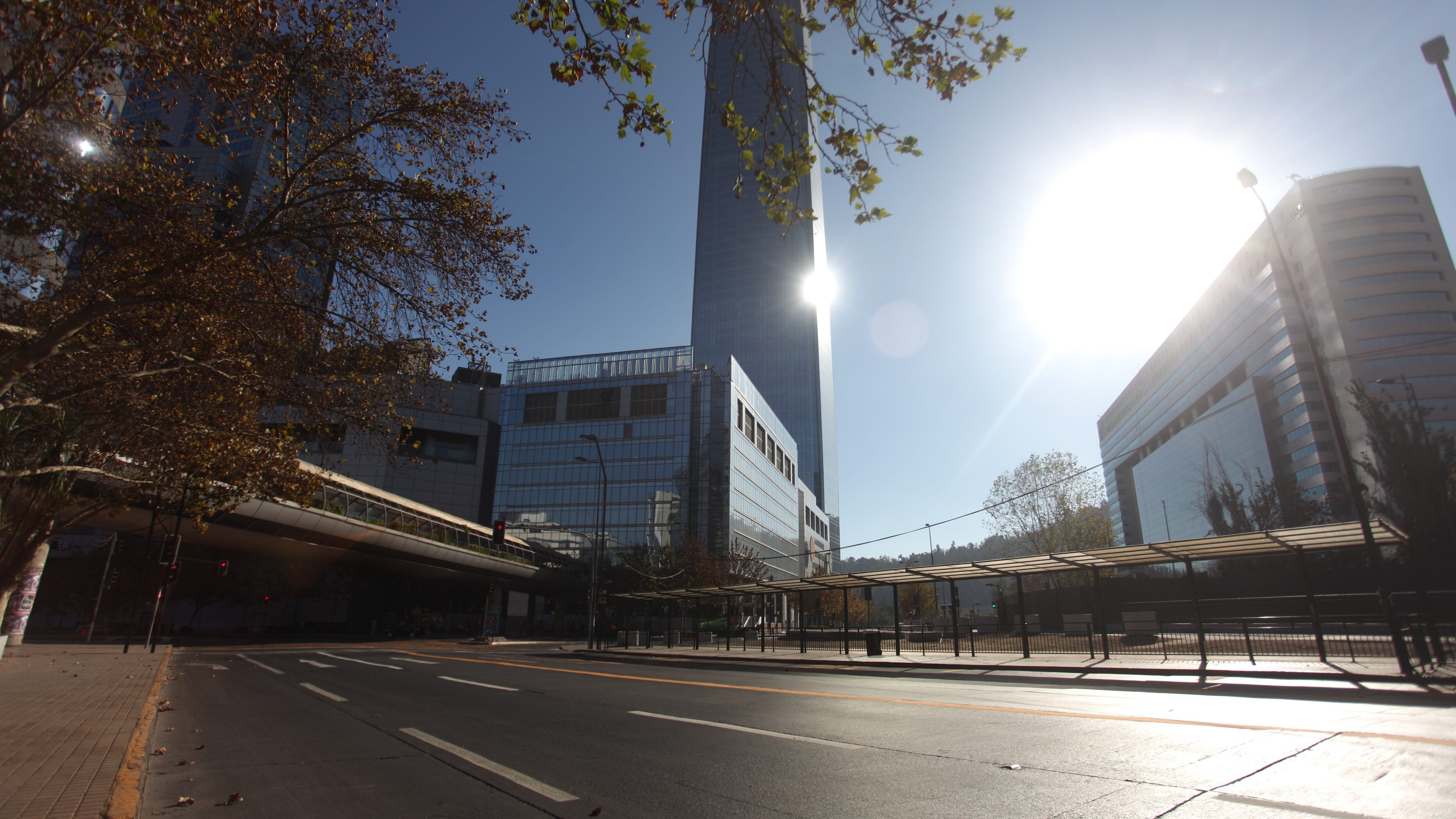 17 de Mayo de 2020/SANTIAGO
Avenida Vitacura vacía con el Costanera Center de fondo, en la comuna de Providencia, tras nuevas medidas del gobierno para sobrellevar la pandemia por coronavirus en donde nuevas comunas se encuentran en cuarentena total en la región metropolitana.
FOTO: AILEN DIAZ/AGENCIAUNO