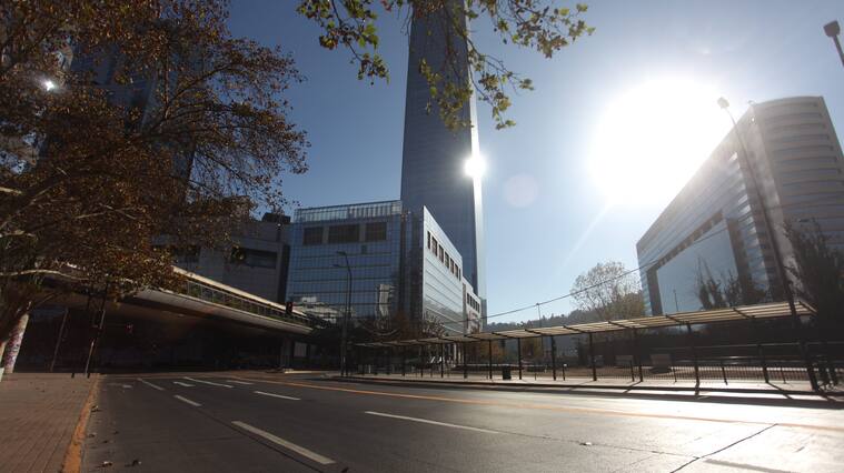 17 de Mayo de 2020/SANTIAGO
Avenida Vitacura vacía con el Costanera Center de fondo, en la comuna de Providencia, tras nuevas medidas del gobierno para sobrellevar la pandemia por coronavirus en donde nuevas comunas se encuentran en cuarentena total en la región metropolitana.
FOTO: AILEN DIAZ/AGENCIAUNO