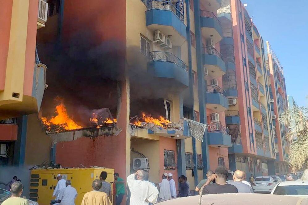 Un edificio se quema en medio de los enfrentamientos en la capital Jartum de Sudán