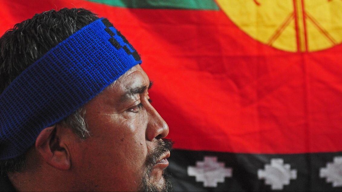 15 de febrero de 2018/SANTIAGOTras el sobreseimiento de los ocho comuneros Mapuches, acusados en la Operacion Huracan, Hector Llaitul junto al abogado Rodrigo Roman, de la defensoria popular, dan una conferencia de prensa.
FOTO: SEBASTIAN BELTRÁN GAETE/AGENCIAUNO
