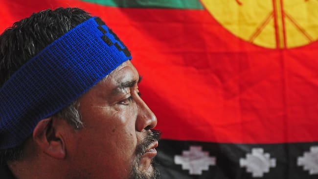 15 de febrero de 2018/SANTIAGOTras el sobreseimiento de los ocho comuneros Mapuches, acusados en la Operacion Huracan, Hector Llaitul junto al abogado Rodrigo Roman, de la defensoria popular, dan una conferencia de prensa.
FOTO: SEBASTIAN BELTRÁN GAETE/AGENCIAUNO