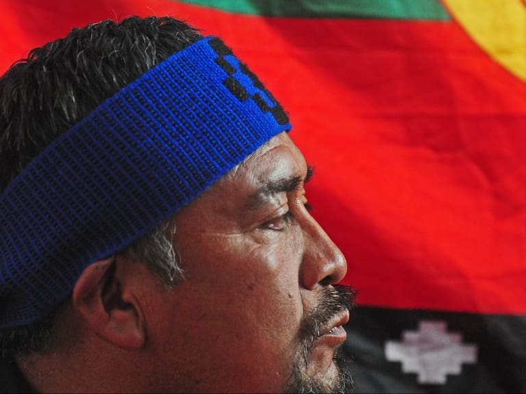 15 de febrero de 2018/SANTIAGOTras el sobreseimiento de los ocho comuneros Mapuches, acusados en la Operacion Huracan, Hector Llaitul junto al abogado Rodrigo Roman, de la defensoria popular, dan una conferencia de prensa.
FOTO: SEBASTIAN BELTRÁN GAETE/AGENCIAUNO