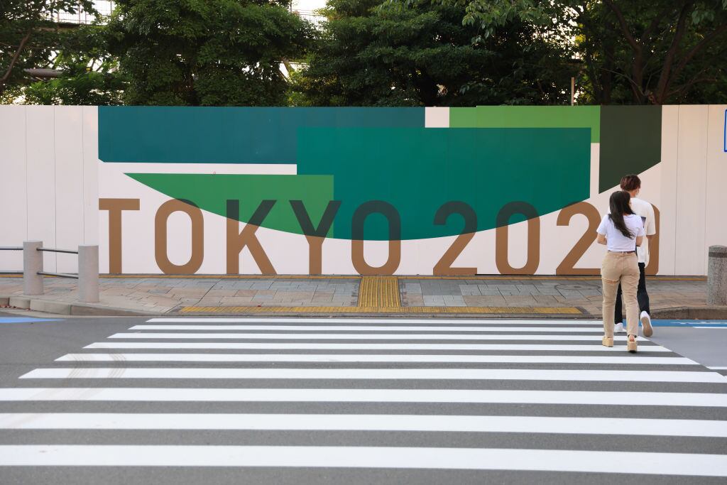 El logo de Tokio 2020 en las calles de Japón