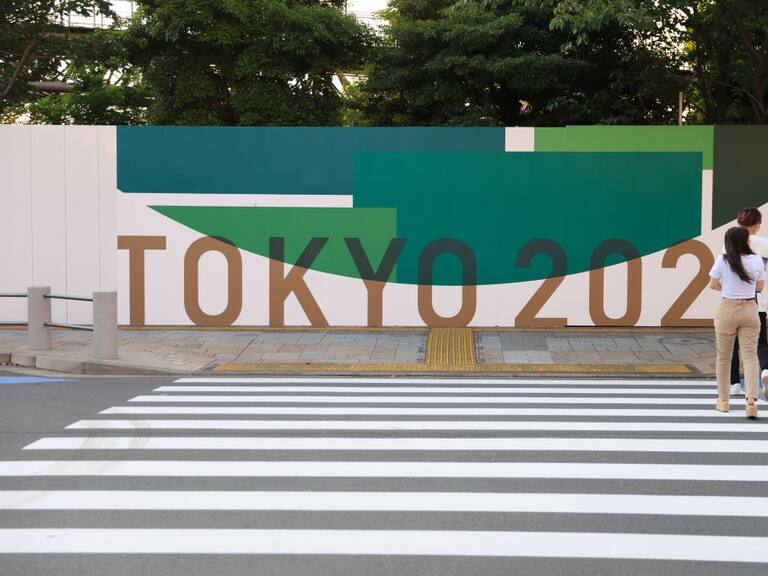 El logo de Tokio 2020 en las calles de Japón