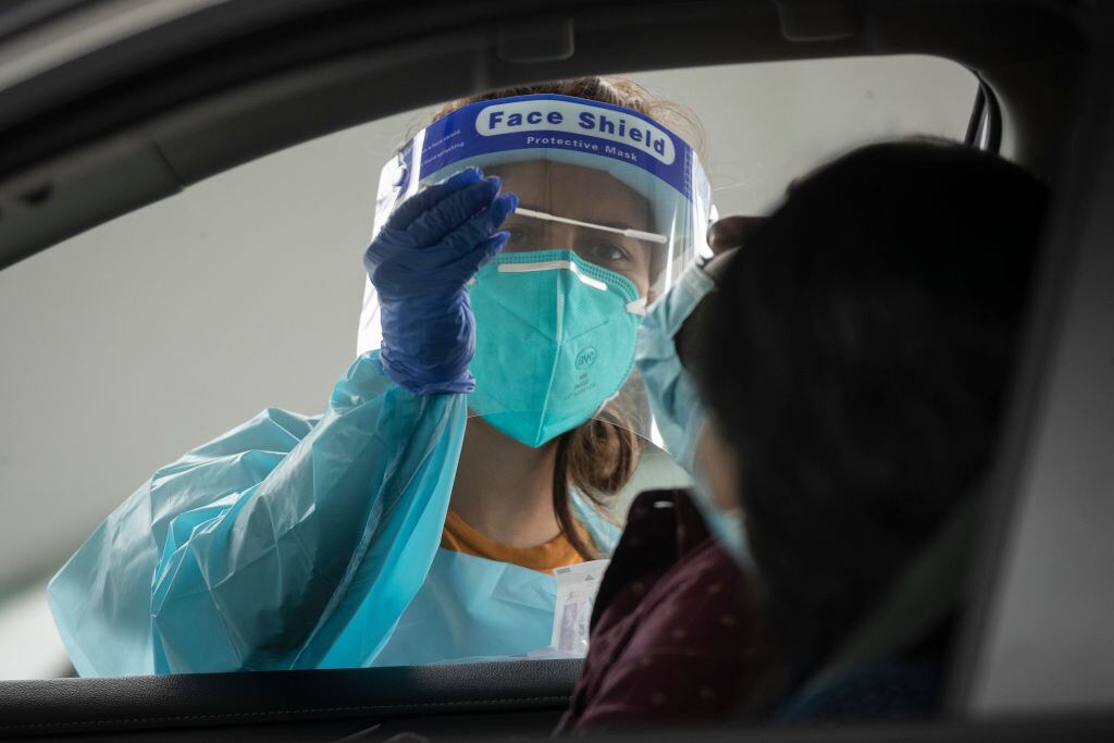 Trabajadora de la salud realiza un examen del Covid-19 en Australia